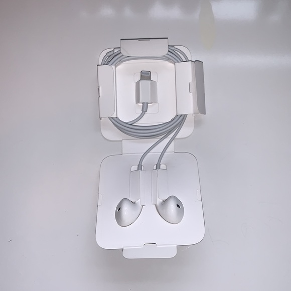 Apple Headphones with Lightning Connector - Picture 2 of 4